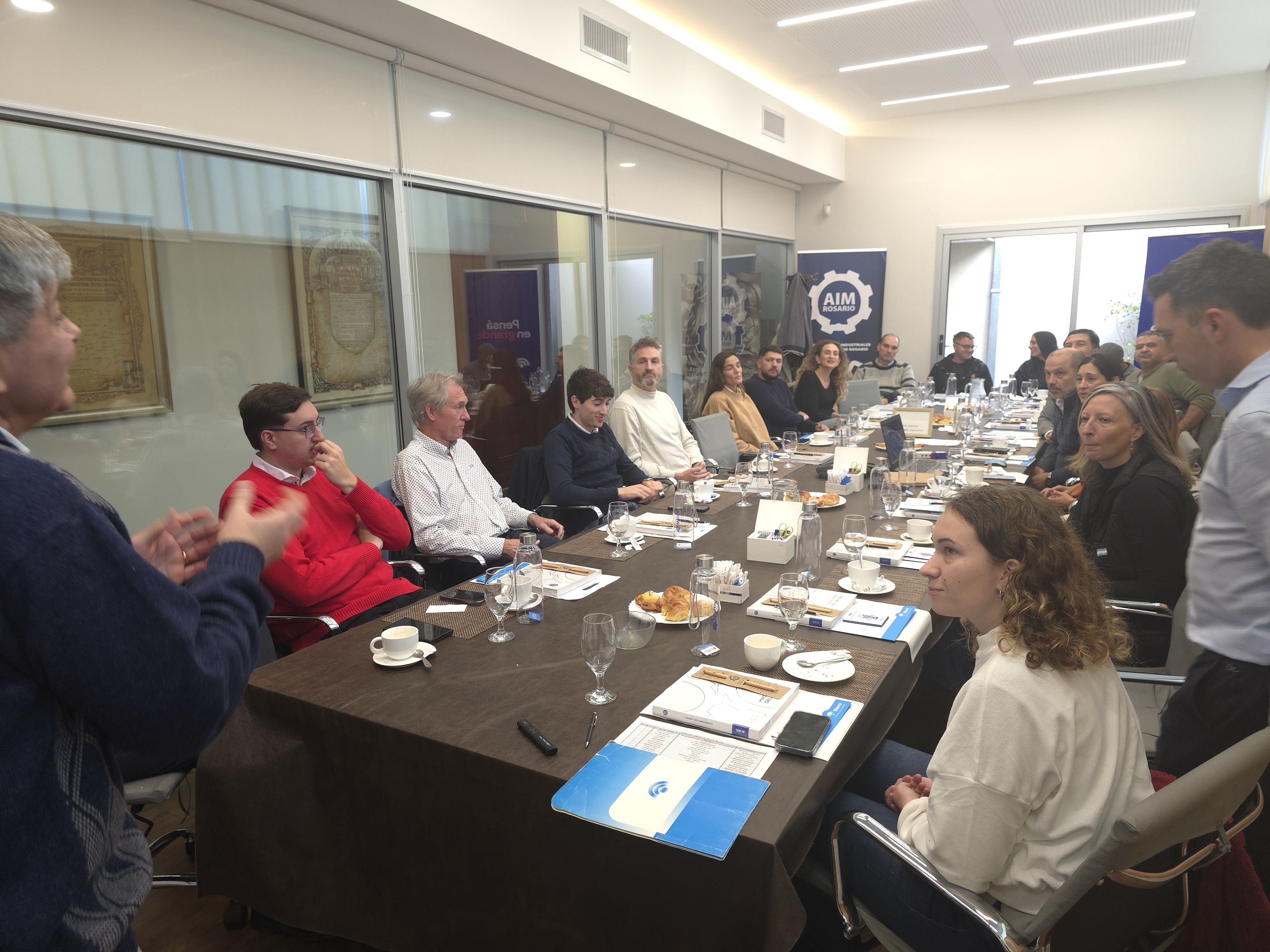 café da manhã de trabalho organizado pela AIM Rosario e Banco Macro